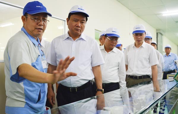Secretary Dinh La Thang visits a production line of Nidec Sankyo Vietnam Company (Photo: SGGP)